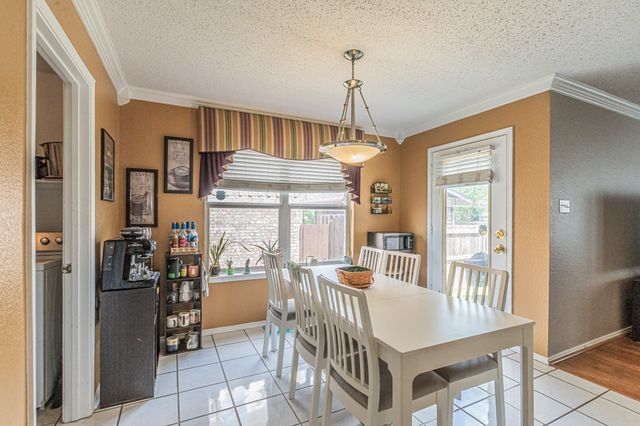 300 Creek Point Lane, Arlington, TX 76002