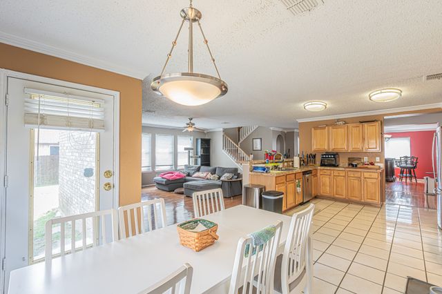 300 Creek Point Lane, Arlington, TX 76002