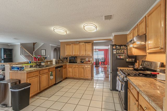 300 Creek Point Lane, Arlington, TX 76002