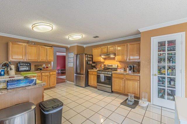 300 Creek Point Lane, Arlington, TX 76002