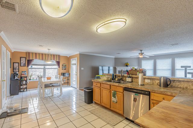 300 Creek Point Lane, Arlington, TX 76002