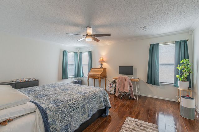 300 Creek Point Lane, Arlington, TX 76002