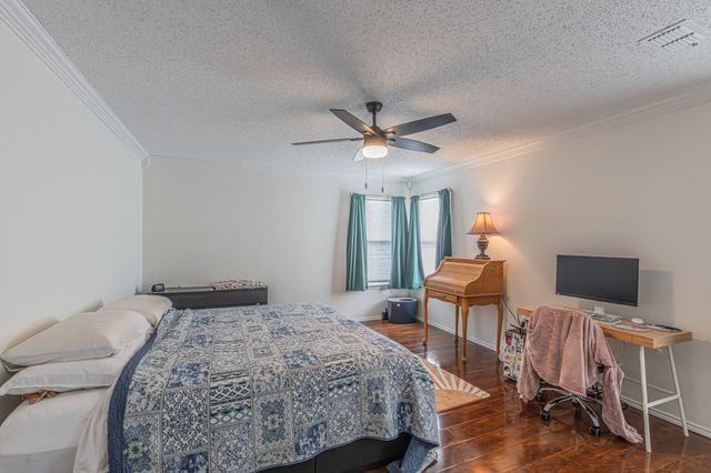 300 Creek Point Lane, Arlington, TX 76002