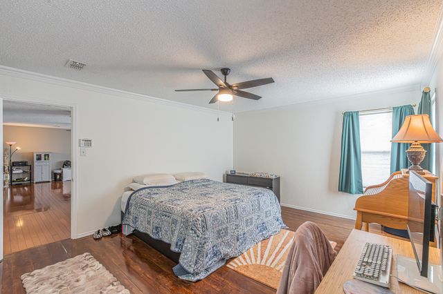 300 Creek Point Lane, Arlington, TX 76002