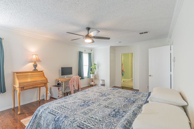 300 Creek Point Lane, Arlington, TX 76002