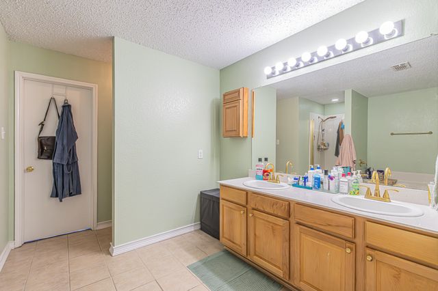 300 Creek Point Lane, Arlington, TX 76002