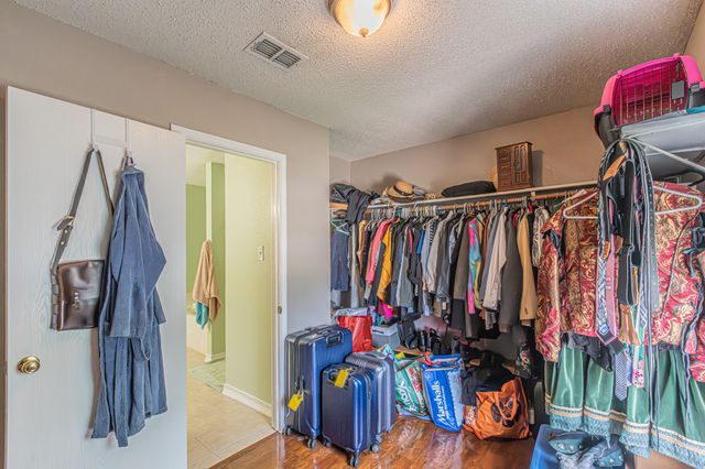 300 Creek Point Lane, Arlington, TX 76002