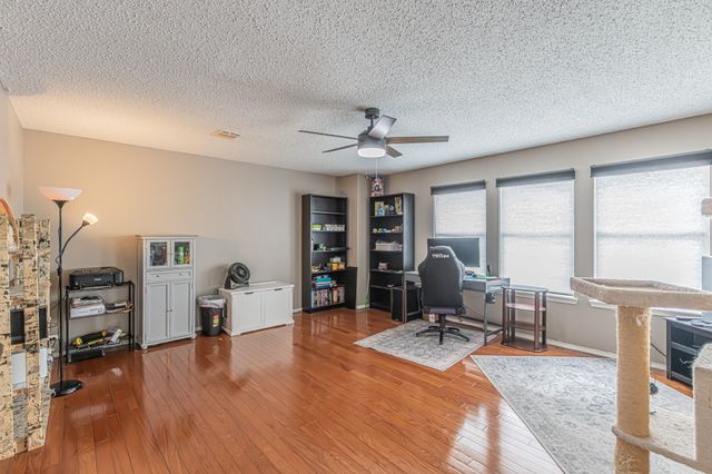 300 Creek Point Lane, Arlington, TX 76002