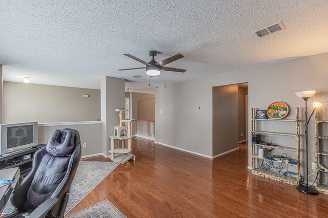 300 Creek Point Lane, Arlington, TX 76002