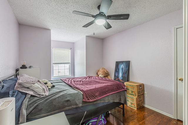 300 Creek Point Lane, Arlington, TX 76002