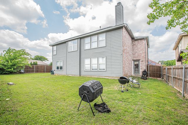 300 Creek Point Lane, Arlington, TX 76002