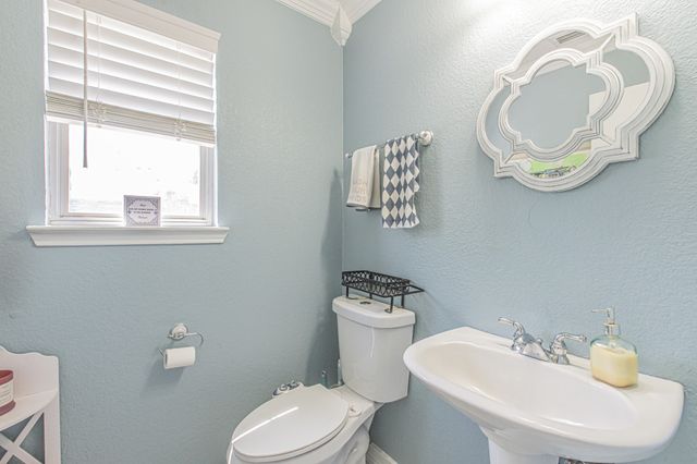 300 Creek Point Lane, Arlington, TX 76002