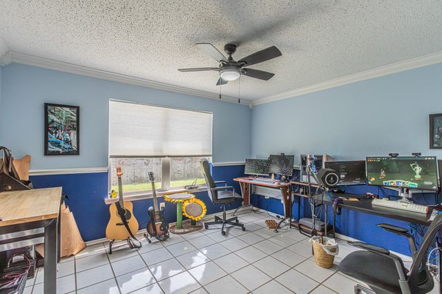 300 Creek Point Lane, Arlington, TX 76002