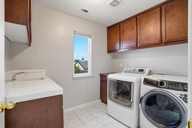 935 Shortland Cir, Manteca, CA 95337
