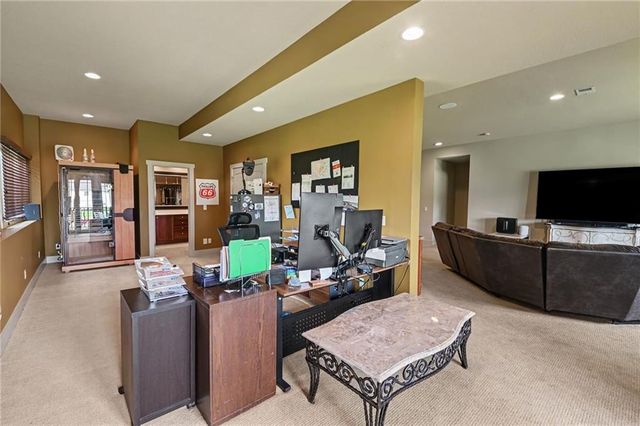 19420 W 102nd Street, Lenexa, KS 66220
