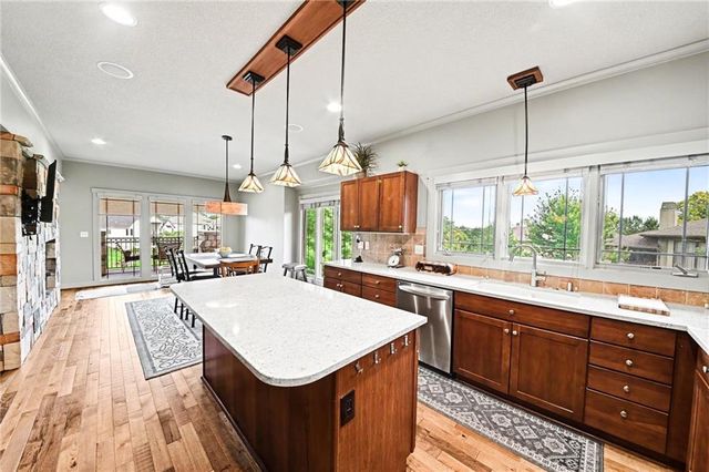 19420 W 102nd Street, Lenexa, KS 66220