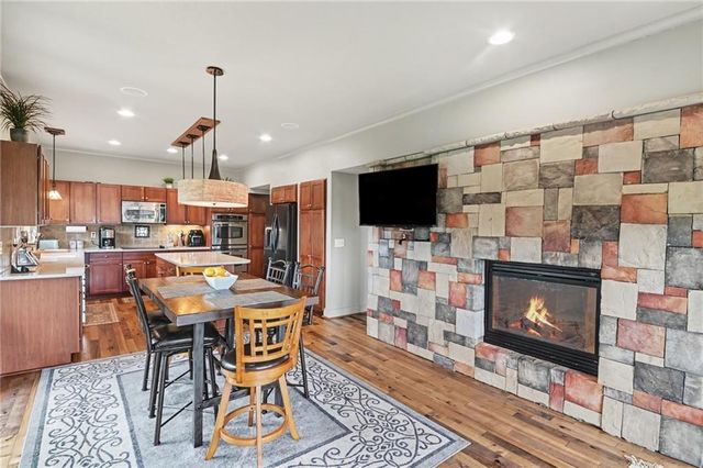 19420 W 102nd Street, Lenexa, KS 66220