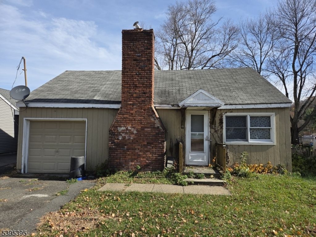 16 Waterside Dr, Jefferson Twp., NJ 07849