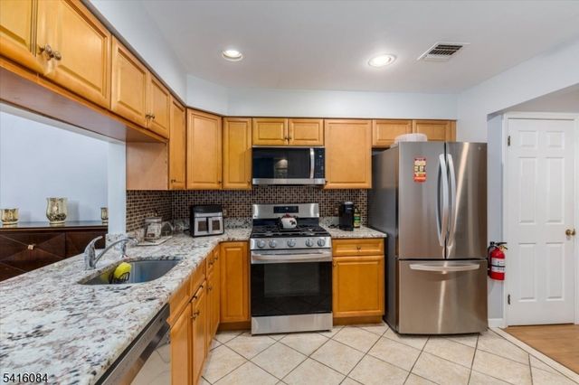 2 Crystal Ln, Paterson City, NJ 07501