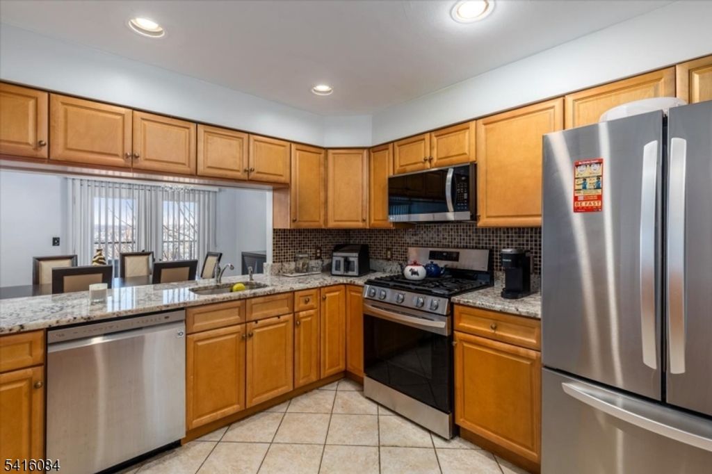 2 Crystal Ln, Paterson City, NJ 07501
