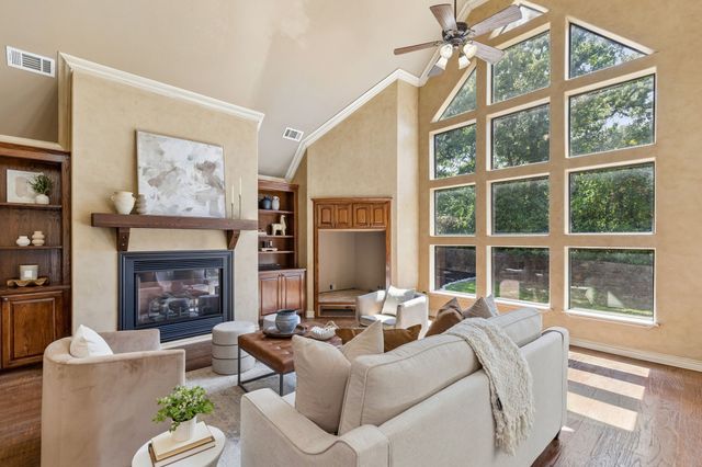 9 N Eagle Point A, Azle, TX 76020