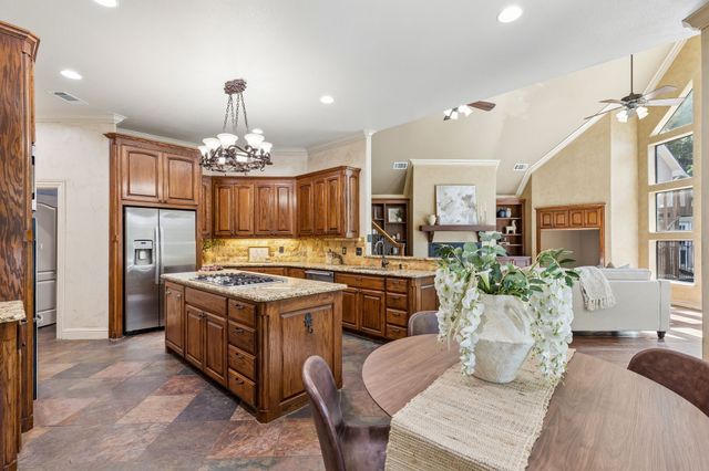 9 N Eagle Point A, Azle, TX 76020