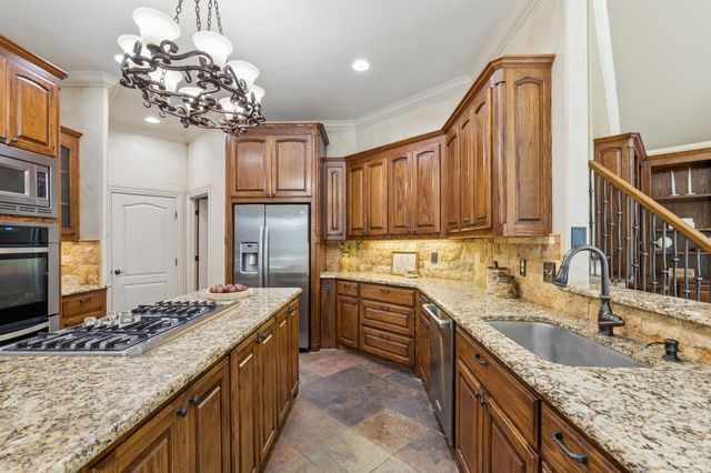 9 N Eagle Point A, Azle, TX 76020