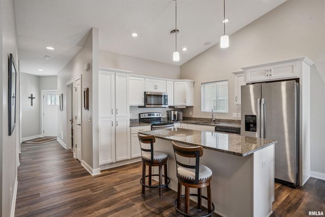 2406 13TH Street, Silvis, IL 61282