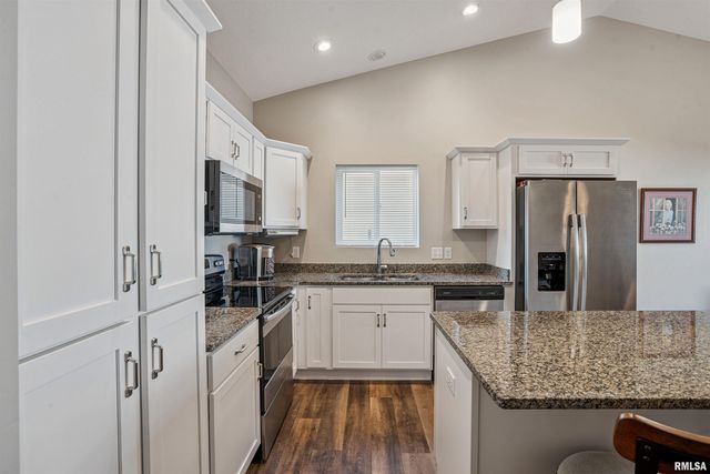 2406 13TH Street, Silvis, IL 61282