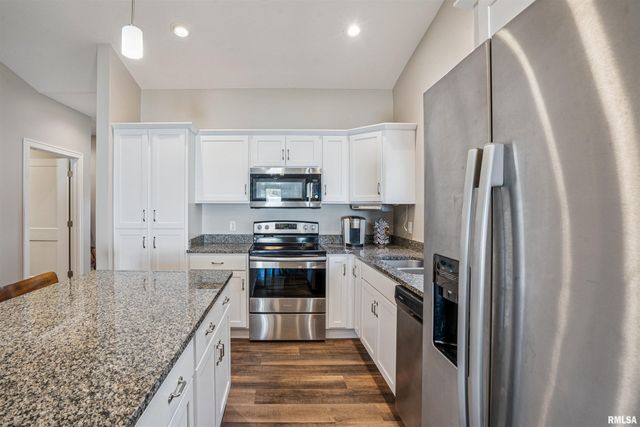 2406 13TH Street, Silvis, IL 61282