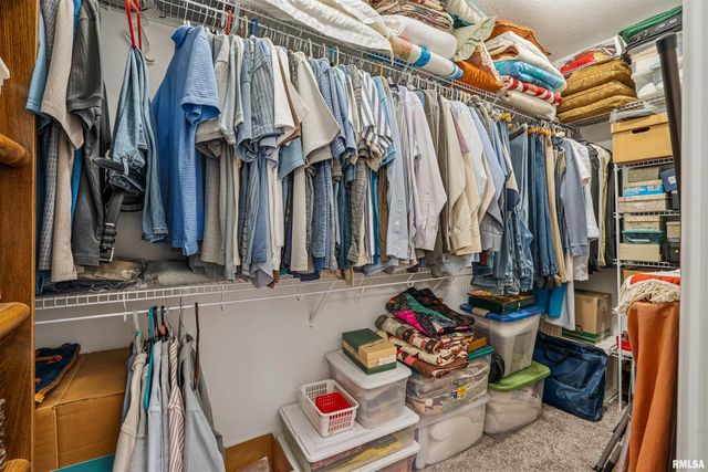 2406 13TH Street, Silvis, IL 61282