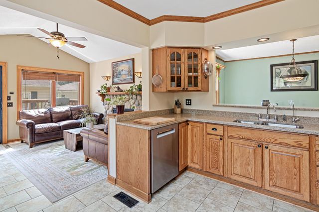 536 Hiawatha Avenue, Mendota Heights, MN 55118