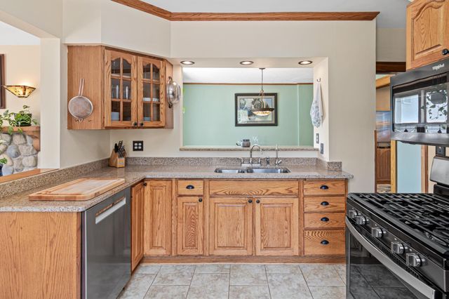 536 Hiawatha Avenue, Mendota Heights, MN 55118