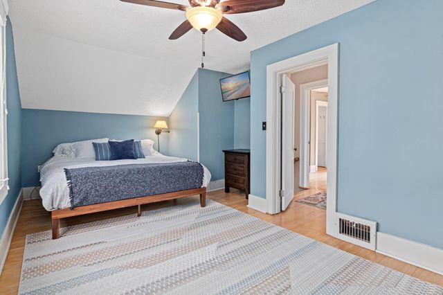 536 Hiawatha Avenue, Mendota Heights, MN 55118