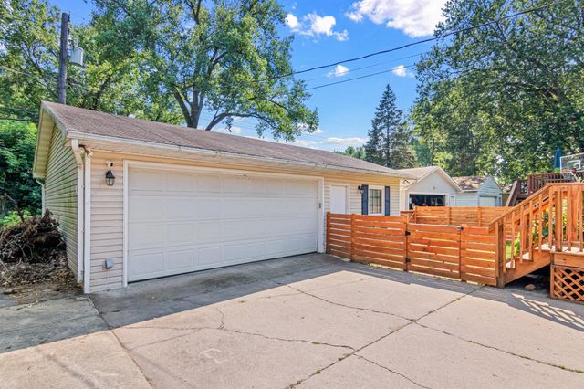 536 Hiawatha Avenue, Mendota Heights, MN 55118