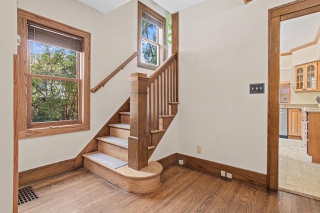 536 Hiawatha Avenue, Mendota Heights, MN 55118