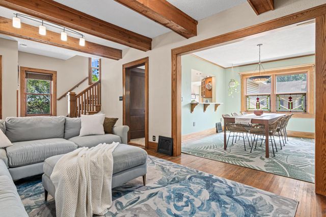 536 Hiawatha Avenue, Mendota Heights, MN 55118