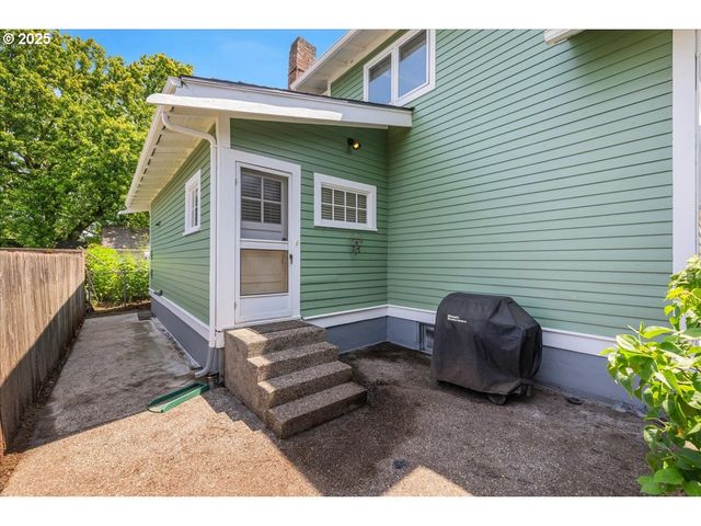 2045 N FARRAGUT St, Portland, OR 97217