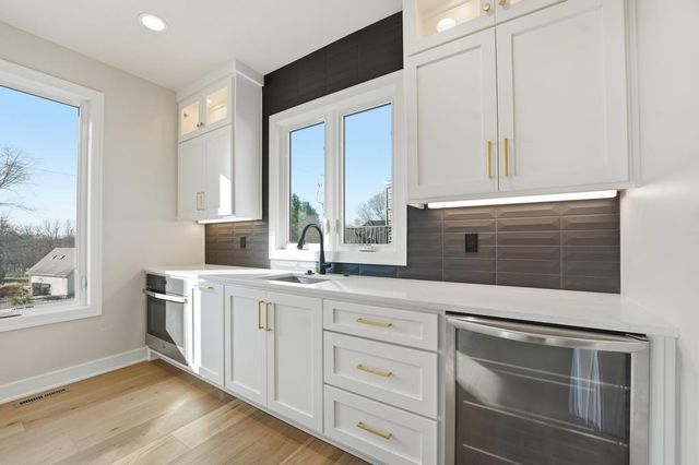 4300 NE Hideaway Drive, Lee's Summit, MO 64064