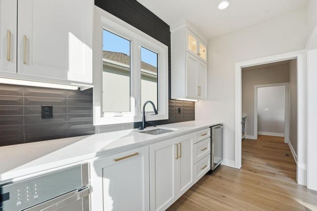 4300 NE Hideaway Drive, Lee's Summit, MO 64064