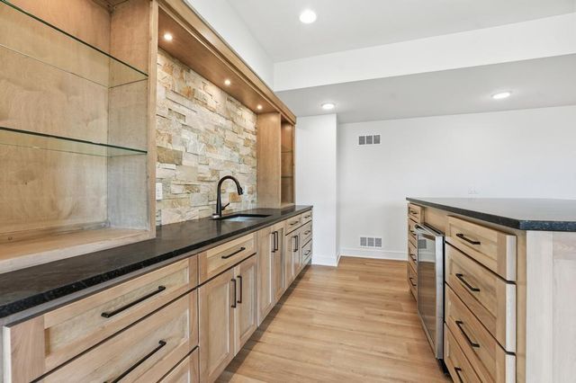 4300 NE Hideaway Drive, Lee's Summit, MO 64064