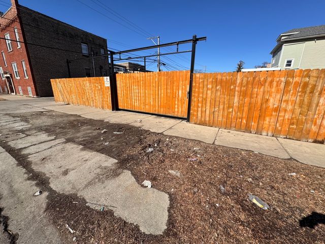 1000 N Leamington Avenue, Chicago, IL 60651