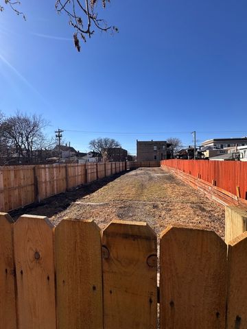 1000 N Leamington Avenue, Chicago, IL 60651