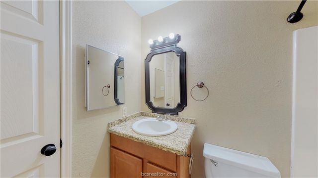 904 University Oaks Boulevard 80, College Station, TX 77840