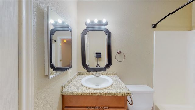 904 University Oaks Boulevard 80, College Station, TX 77840