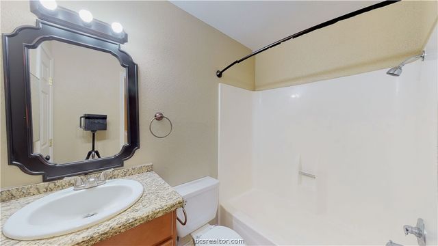 904 University Oaks Boulevard 80, College Station, TX 77840