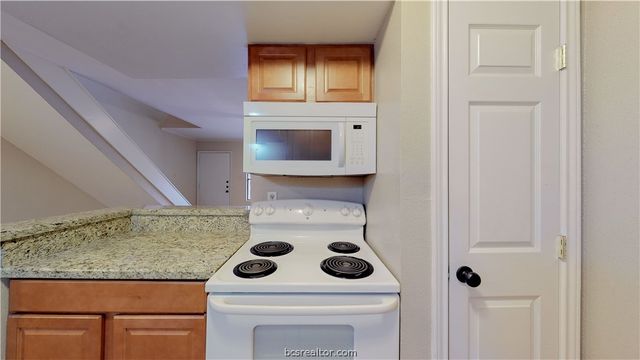 904 University Oaks Boulevard 80, College Station, TX 77840