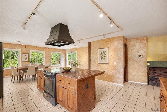2877 Burgess Hill Drive, Waterford, MI 48329