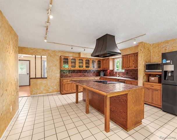 2877 Burgess Hill Drive, Waterford, MI 48329