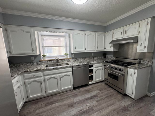 613 Keleher Avenue NW, Albuquerque, NM 87102